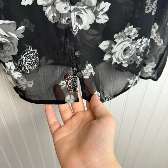 Torrid Black Floral Short Sleeve V-Neck Button Front Top Semi Sheer 1X E5 - Picture 5 of 6